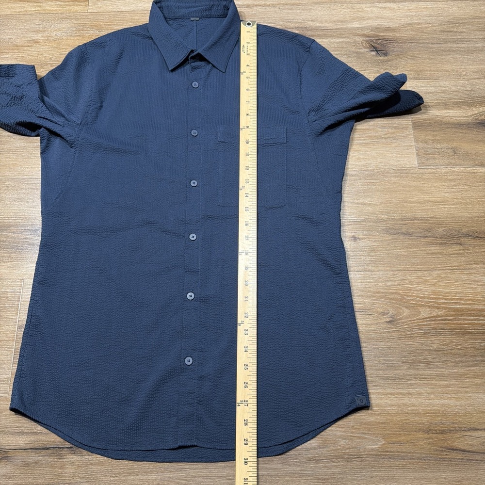 Lululemon Seersucker Shirt Mens MEDIUM Navy Blue Short Sleeve Performance Preppy - Picture 7 of 8